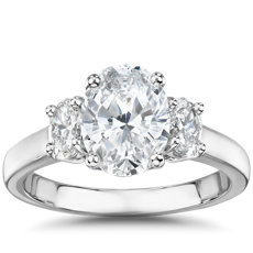 铂金 Gallery Collection™ 椭圆形切割三石钻石订婚戒指（3/8 克拉总重量）